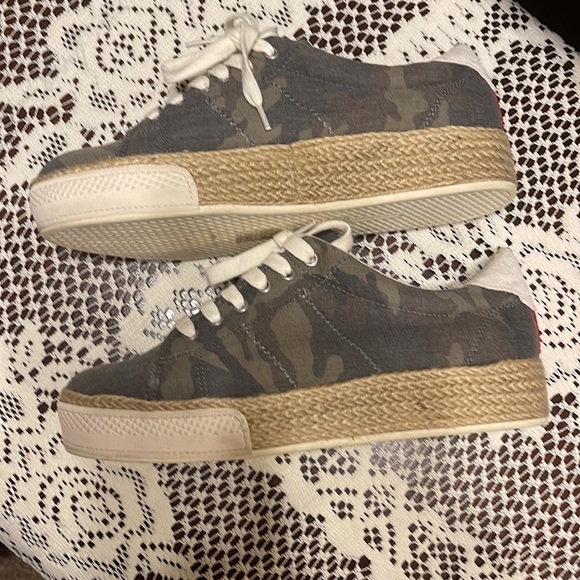 NWT Dolce Vita size 8 camo espadrilles sneaker - Picture 2 of 5